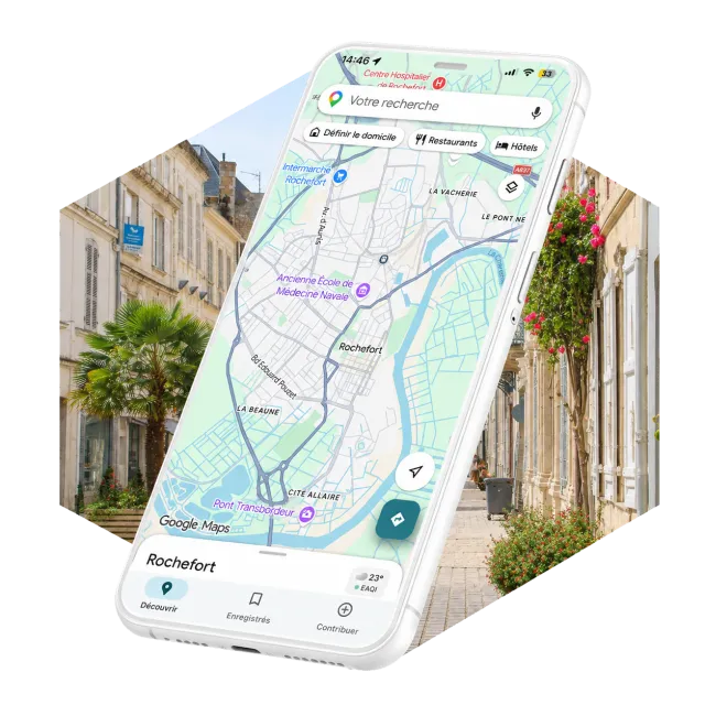 Application Google Maps ouverte sur la ville de Rochefort, sur fond de ruelles typiques du centre historique